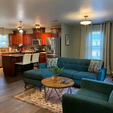 2 Bedroom House Walking Distance To Ocean Boulevard And Broadway At The Beach